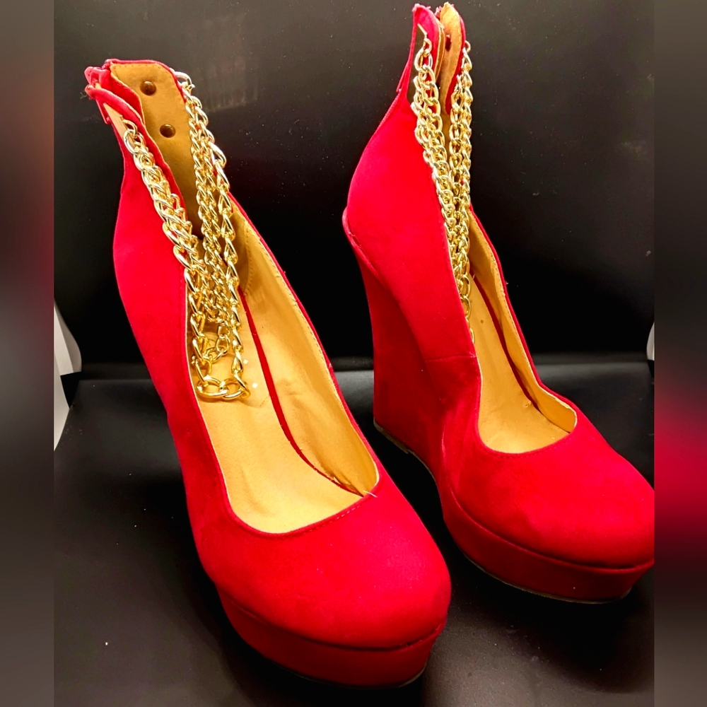 Elegant Red Wedge Heels with Gold Chain